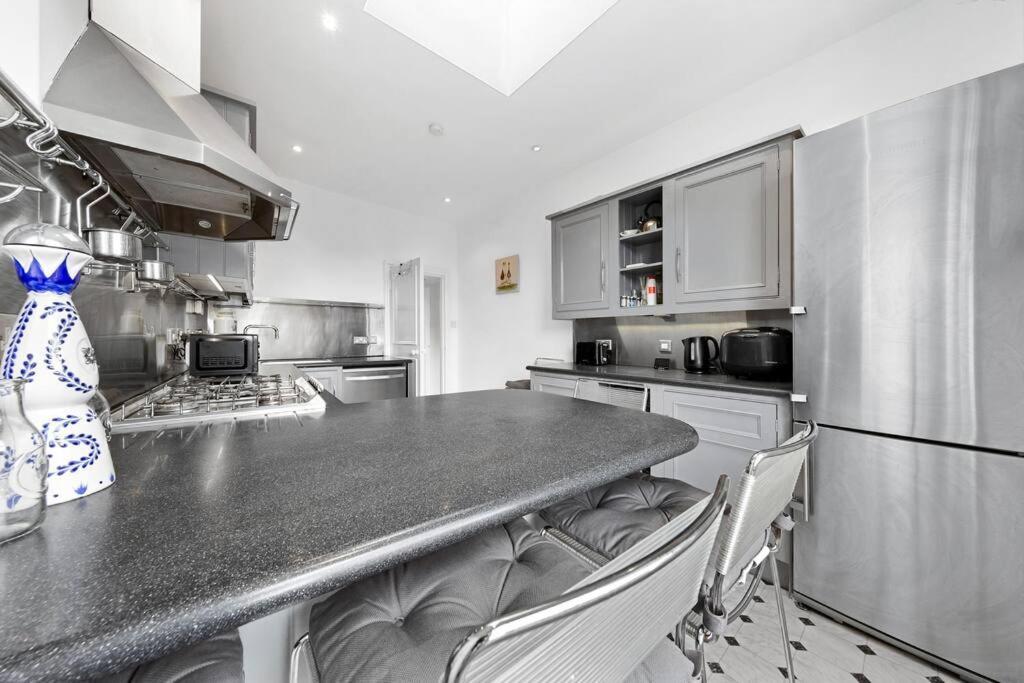 Spacious Sleep 11 With Terrace In Earls Court Ec99 Лондон Экстерьер фото